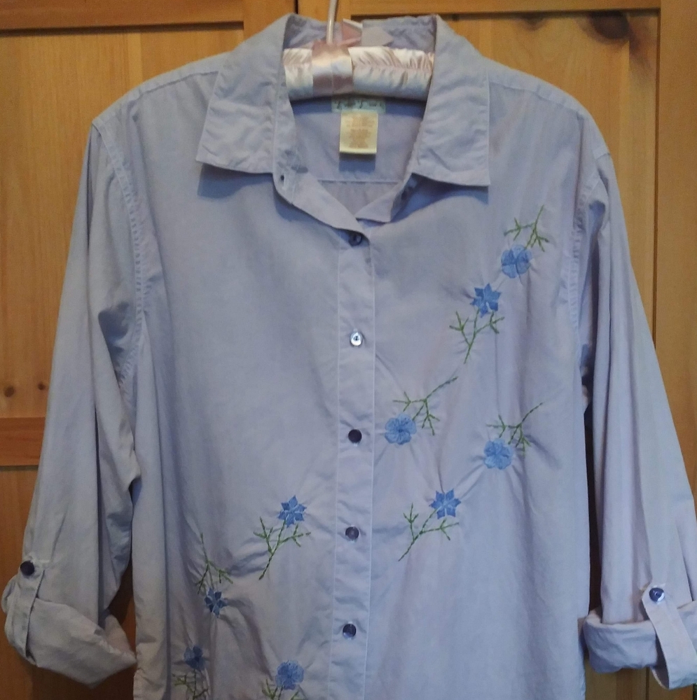 Vintage blouse 80s embroidered flowers on front.